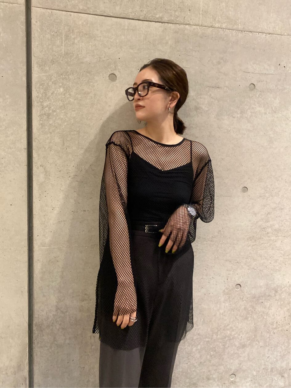 ブラック系のTシャツ/カットソー、ブラック系のベストを着用したレディースの夏コーディネートの5枚目の写真