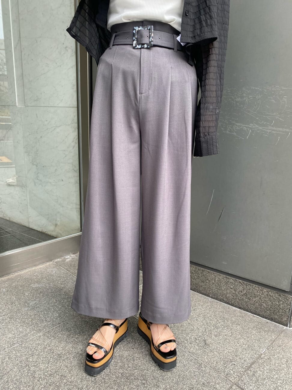 グレー系のその他パンツ、ブラック系のサンダル、ブラック系のシャツ/ブラウスを着用したレディースの夏コーディネートの6枚目の写真