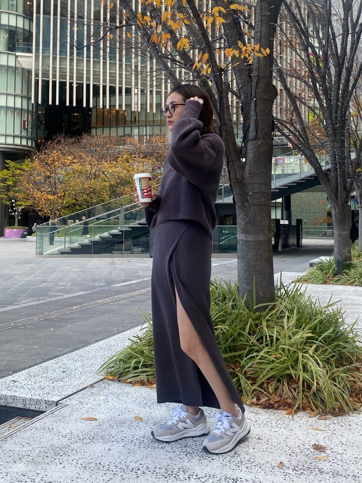 ブラック系のニット/セーター、グレー系のニット/セーター、グレー系のスカートを着用したレディースの冬コーディネートの2枚目の写真