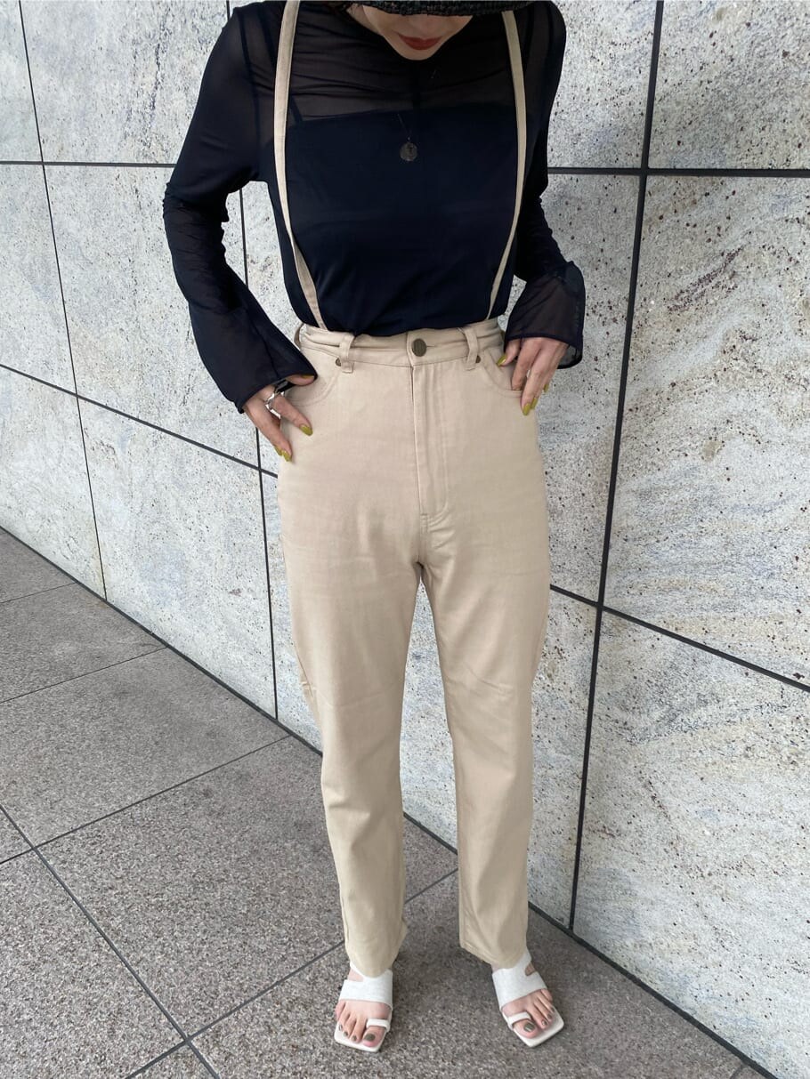 ホワイト系のサンダル、ベージュ系のデニムパンツを着用したレディースの夏コーディネートの6枚目の写真