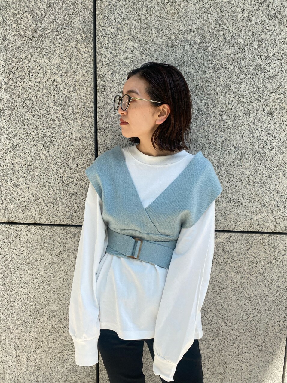 ホワイト系のTシャツ/カットソー、ブラック系のデニムパンツ、ブルー系のシャツ/ブラウスを着用したレディースの春コーディネートの4枚目の写真