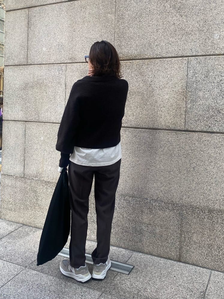 ブラック系のニット/セーターを着用したレディースの冬コーディネートの3枚目の写真