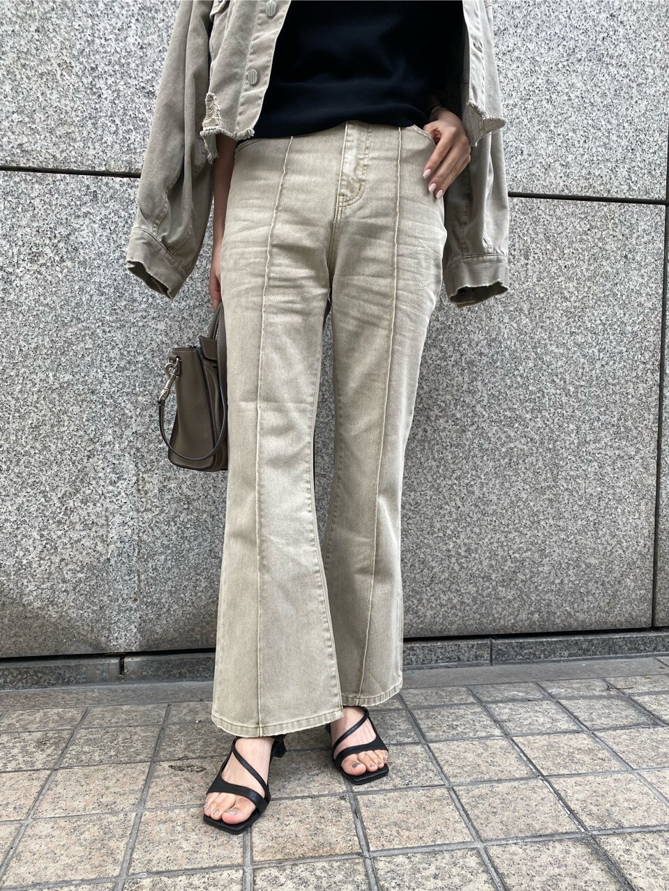 ベージュ系のデニムジャケット、ベージュ系のその他パンツ、ブラック系のサンダルを着用したレディースの春コーディネートの5枚目の写真