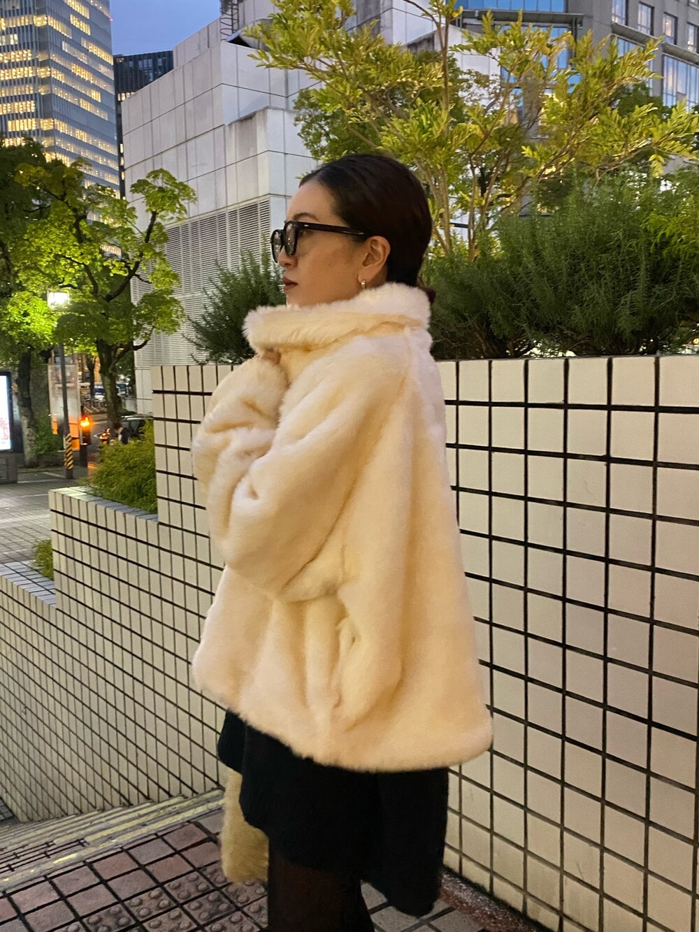 ホワイト系のブルゾン、ブラック系のブーツを着用したレディースの冬コーディネートの6枚目の写真