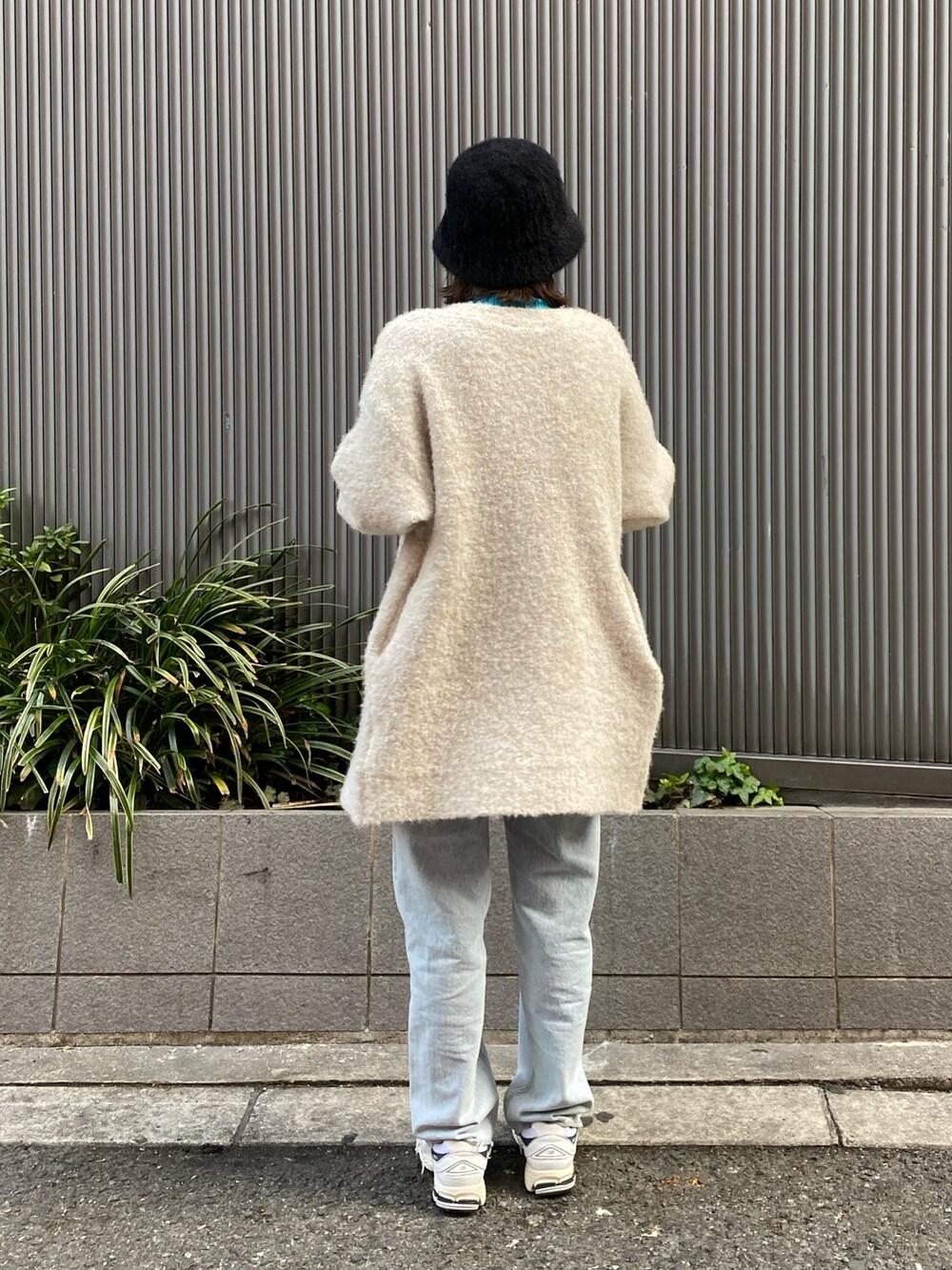 ホワイト系のカーディガン/ボレロ、ブルー系のニット/セーターを着用したレディースの冬コーディネートの4枚目の写真