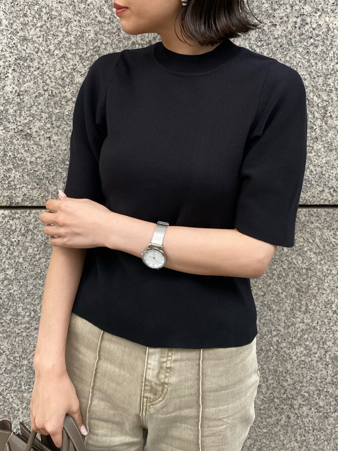 ベージュ系のデニムジャケット、ベージュ系のその他パンツ、ブラック系のサンダルを着用したレディースの春コーディネートの4枚目の写真