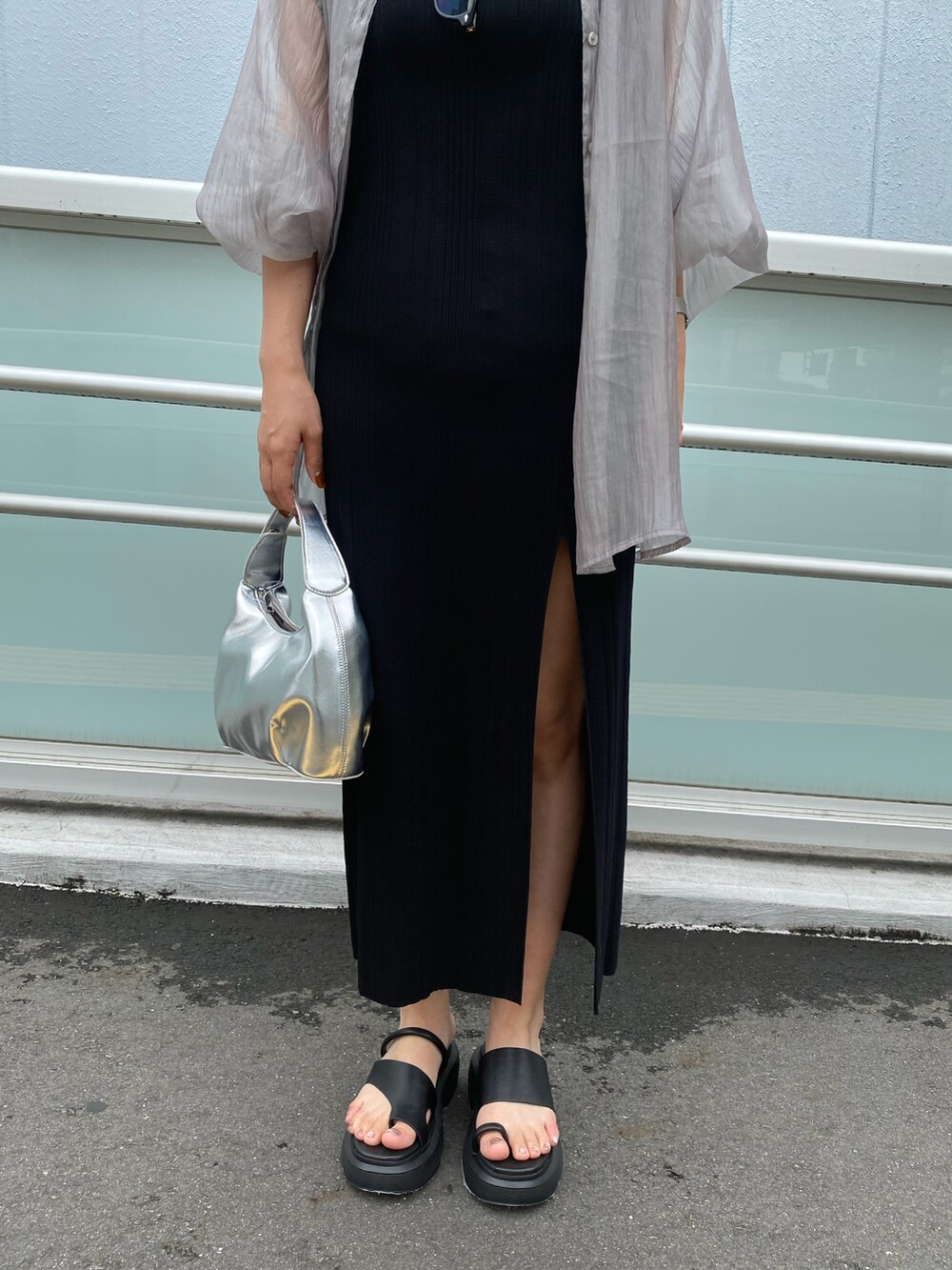 グレー系のシャツ/ブラウス、ブラック系のワンピース、ブラック系のサンダルを着用したレディースの夏コーディネートの6枚目の写真