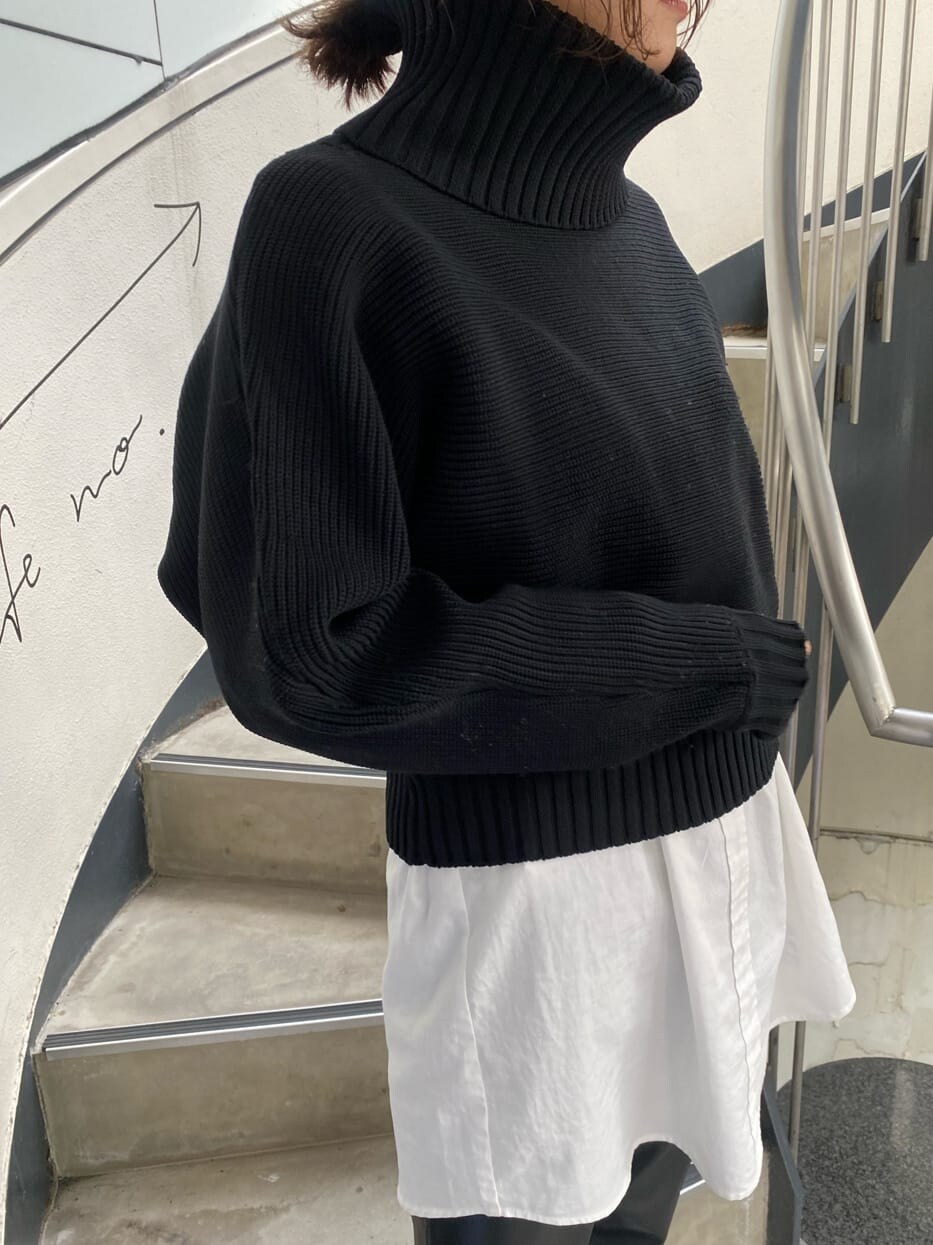 ブルー系のワンピース、ブラック系のニット/セーターを着用したレディースの冬コーディネートの3枚目の写真