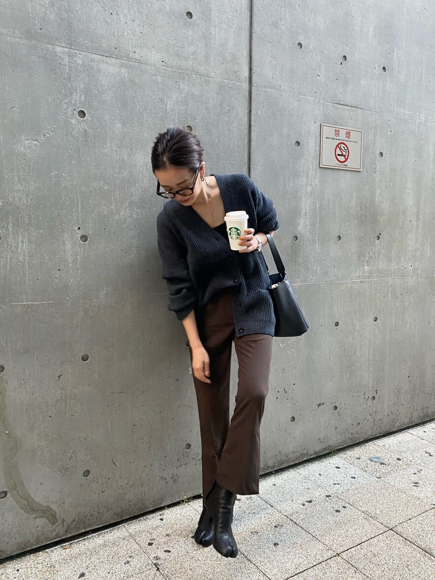 ブラウン系のその他パンツを着用したレディースの秋コーディネートの3枚目の写真