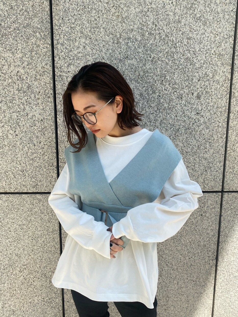 ホワイト系のTシャツ/カットソー、ブラック系のデニムパンツ、ブルー系のシャツ/ブラウスを着用したレディースの春コーディネートの5枚目の写真