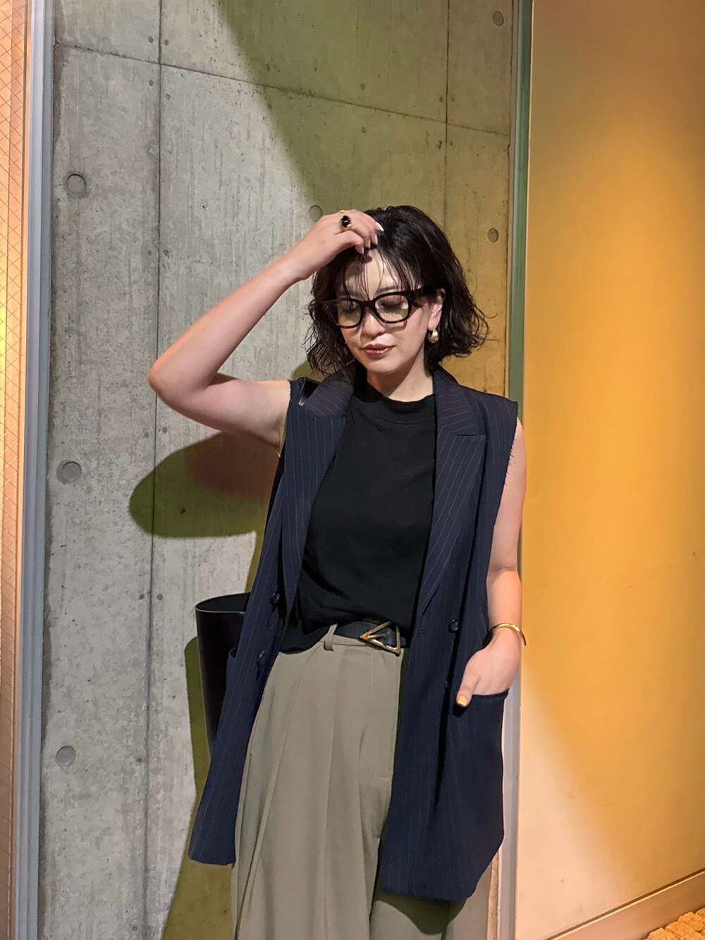 ブルー系のベストを着用したレディースの夏コーディネートの3枚目の写真