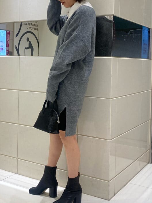 ブラック系のハンドバッグ、グレー系のニット/セーターを着用したレディースの秋コーディネートの5枚目の写真