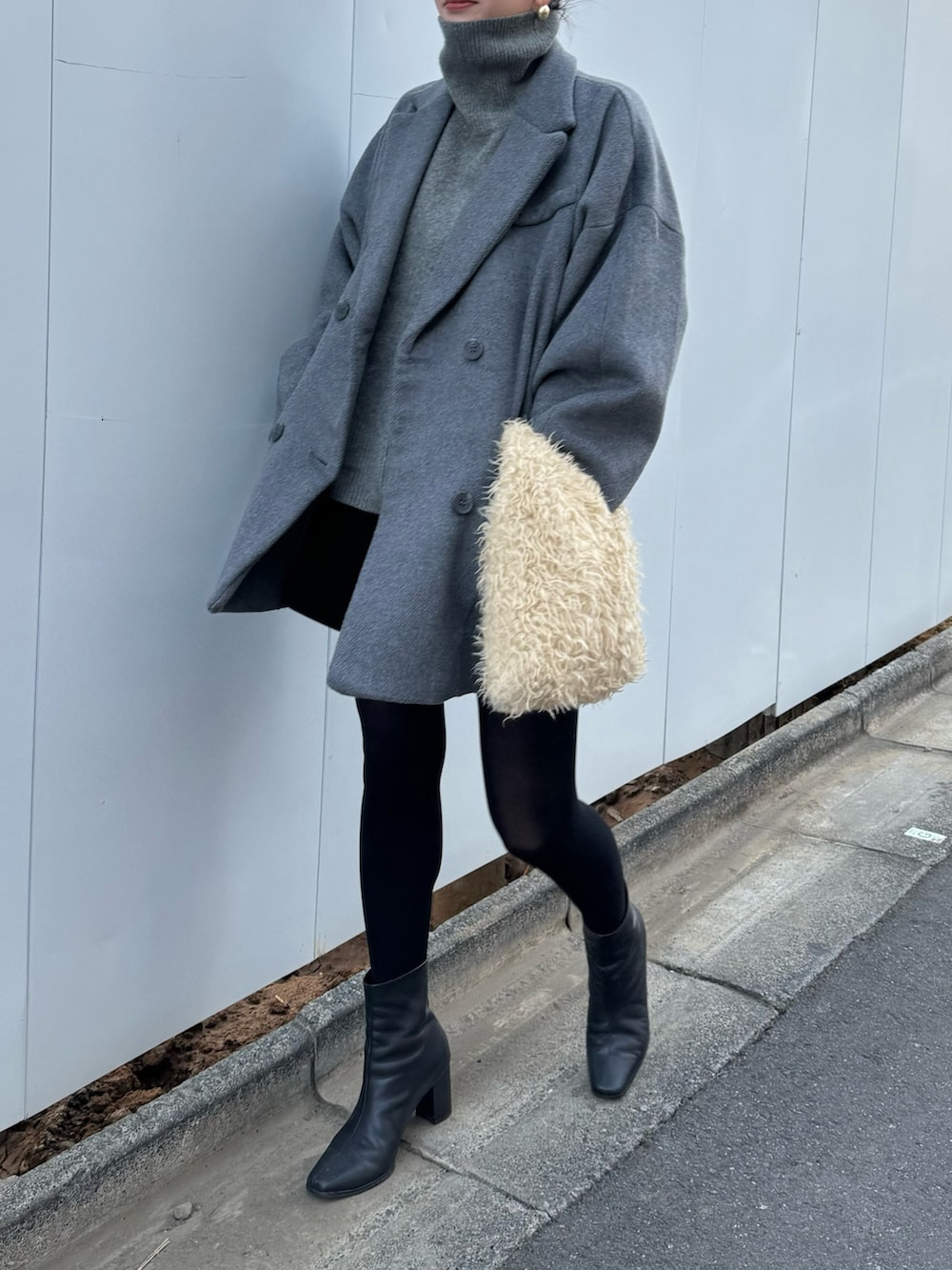 グレー系のテーラードジャケットを着用したレディースの冬コーディネートの4枚目の写真