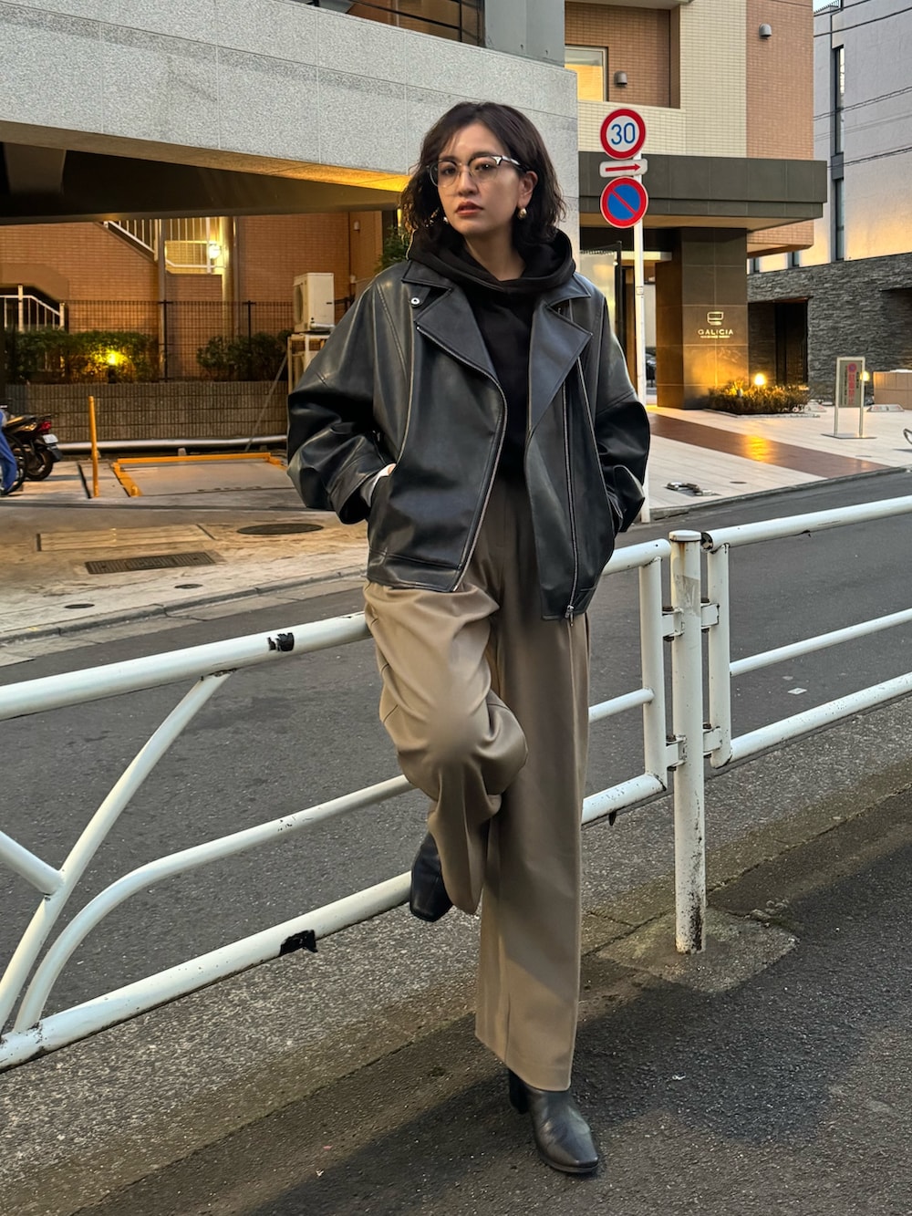 ブラック系のブルゾンを着用したレディースの冬コーディネートの2枚目の写真