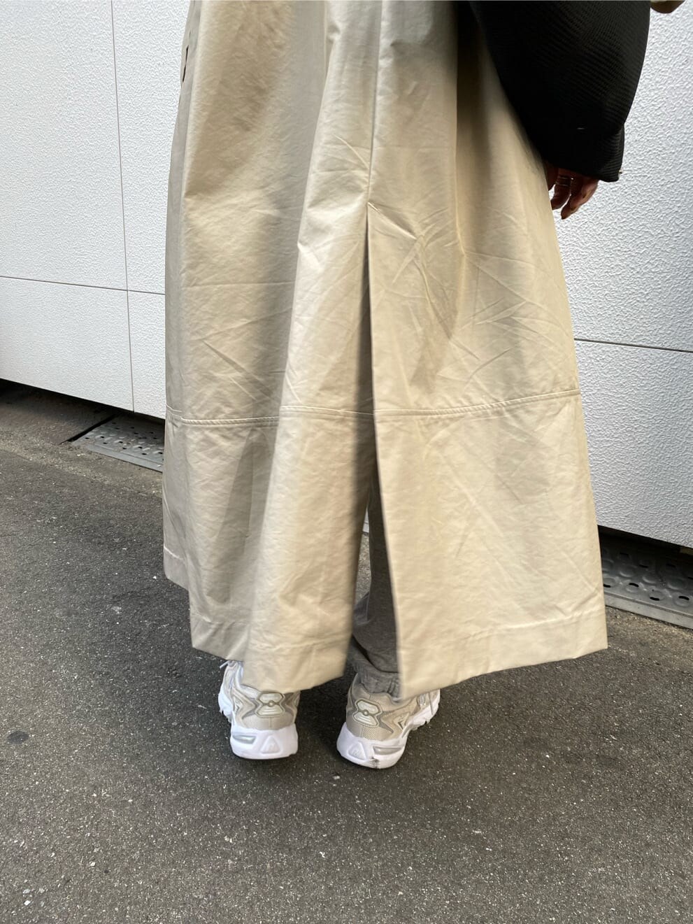 ベージュ系のトレンチコートを着用したレディースの春コーディネートの7枚目の写真