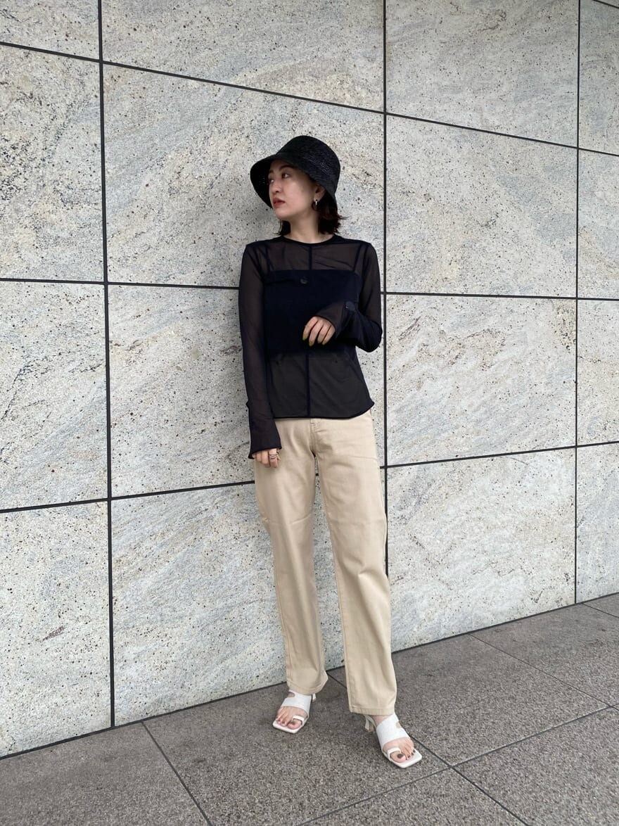 ホワイト系のサンダル、ベージュ系のデニムパンツを着用したレディースの夏コーディネートの5枚目の写真