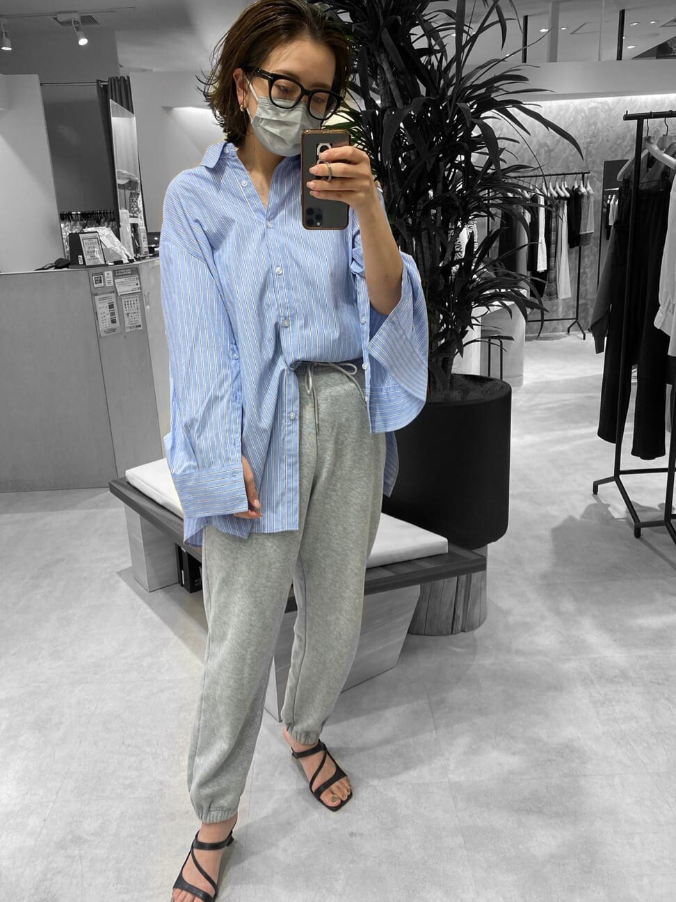 ブラック系のサンダル、その他のシャツ/ブラウスを着用したレディースの春コーディネートの2枚目の写真