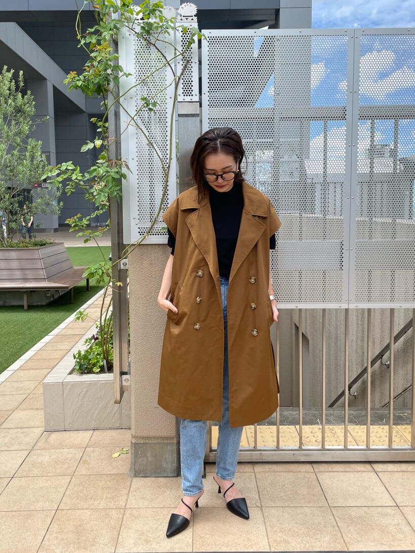 ブラック系のパンプス、ブラック系のニット/セーター、ブラウン系のその他アウターを着用したレディースの夏コーディネートの2枚目の写真