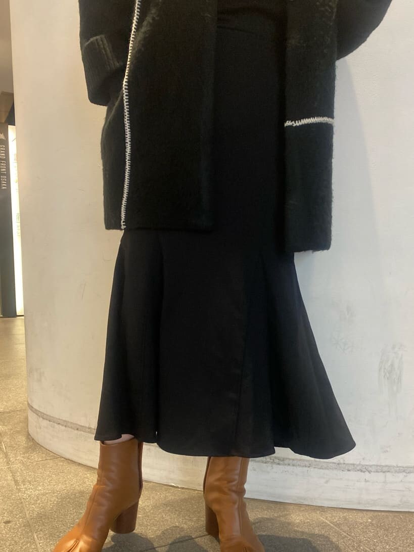 ブラック系のニット/セーター、ブラック系のスカート、ブラック系のカーディガン/ボレロを着用したレディースの冬コーディネートの7枚目の写真