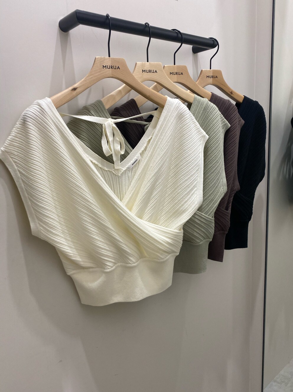 グリーン系のその他パンツ、ブラック系のサンダル、ブラック系のハンドバッグを着用したレディースの春コーディネートの6枚目の写真