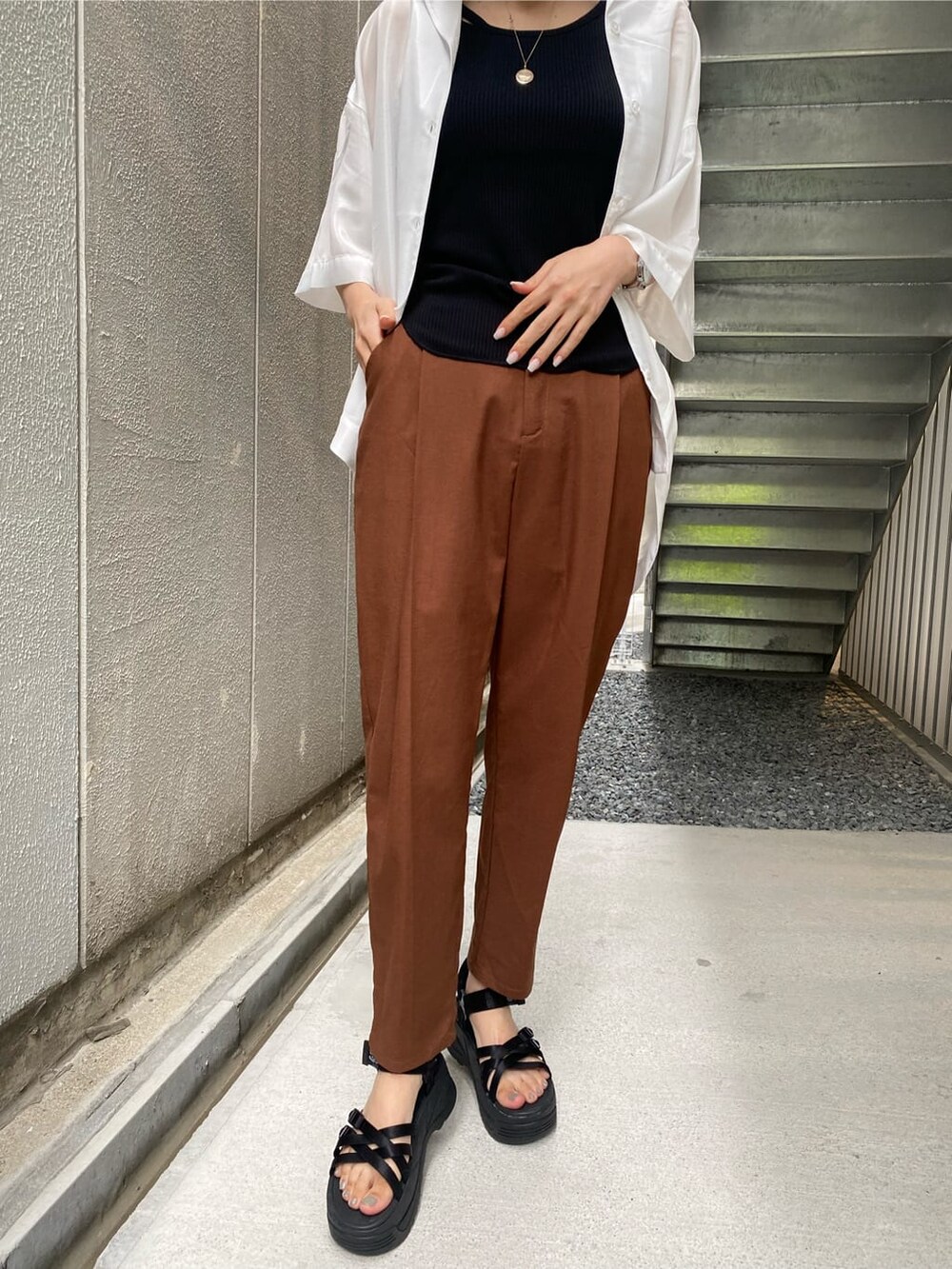 ホワイト系のシャツ/ブラウス、ブラック系のサンダル、ブラック系のTシャツ/カットソーを着用したレディースの夏コーディネートの5枚目の写真