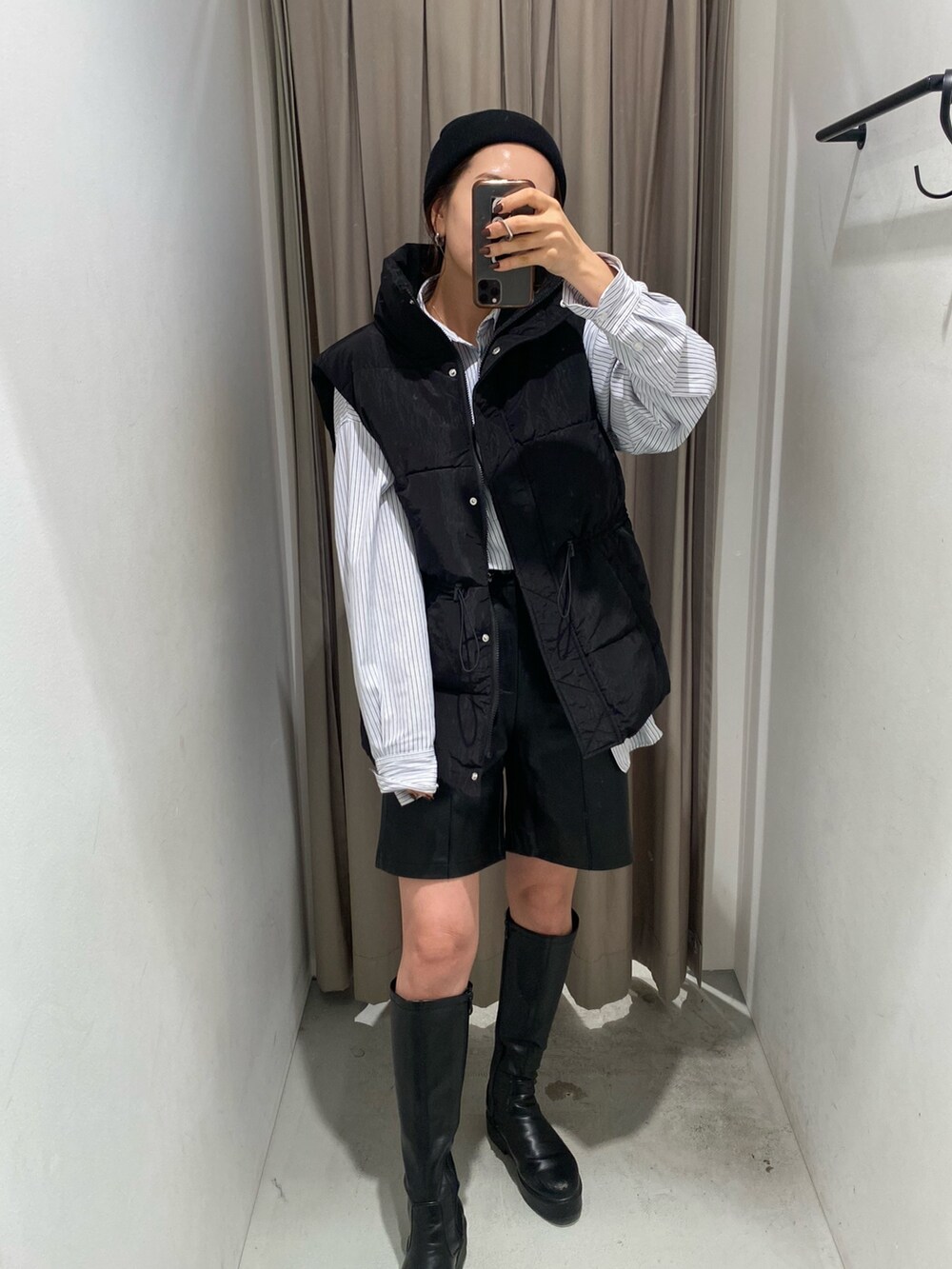 ブラック系のダウンベスト、その他のシャツ/ブラウス、ブラック系のその他パンツを着用したレディースの秋コーディネートの3枚目の写真