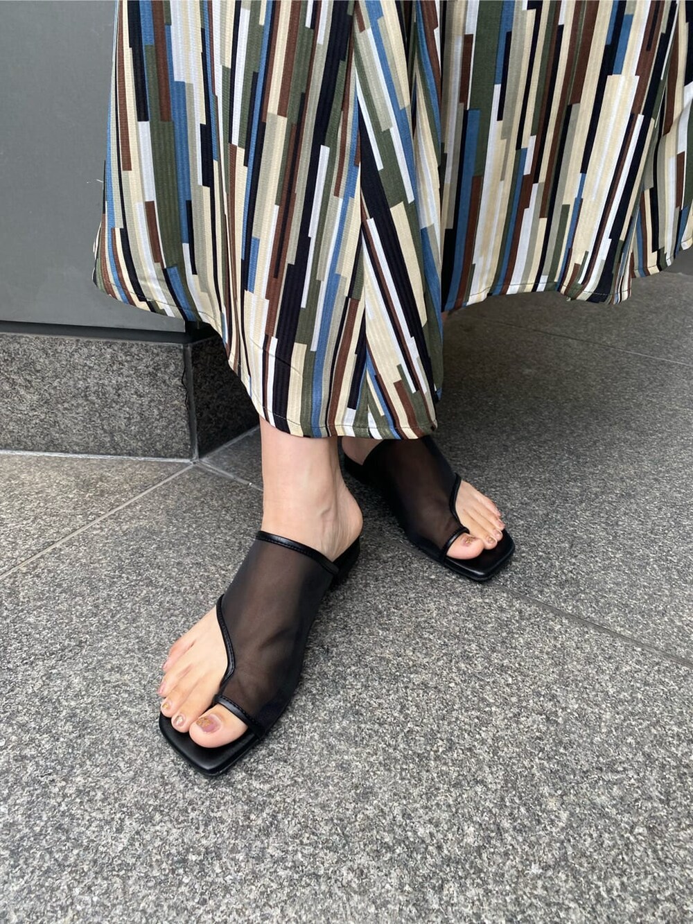 その他のスカート、ブラック系のサンダル、ブラック系のニット/セーターを着用したレディースの夏コーディネートの7枚目の写真