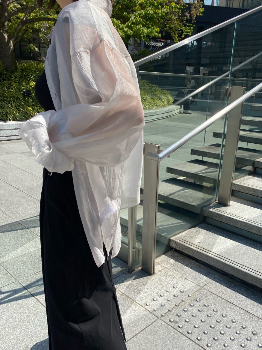 ブラック系のハンドバッグ、ブラック系のタンクトップ、グレー系のシャツ/ブラウスを着用したレディースの春コーディネートの10枚目の写真