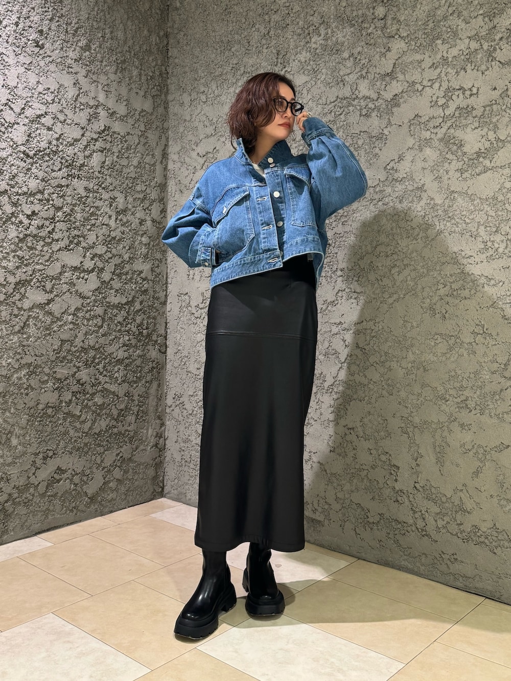 ブラック系のブーツ、ブルー系のデニムジャケットを着用したレディースの冬コーディネートの4枚目の写真