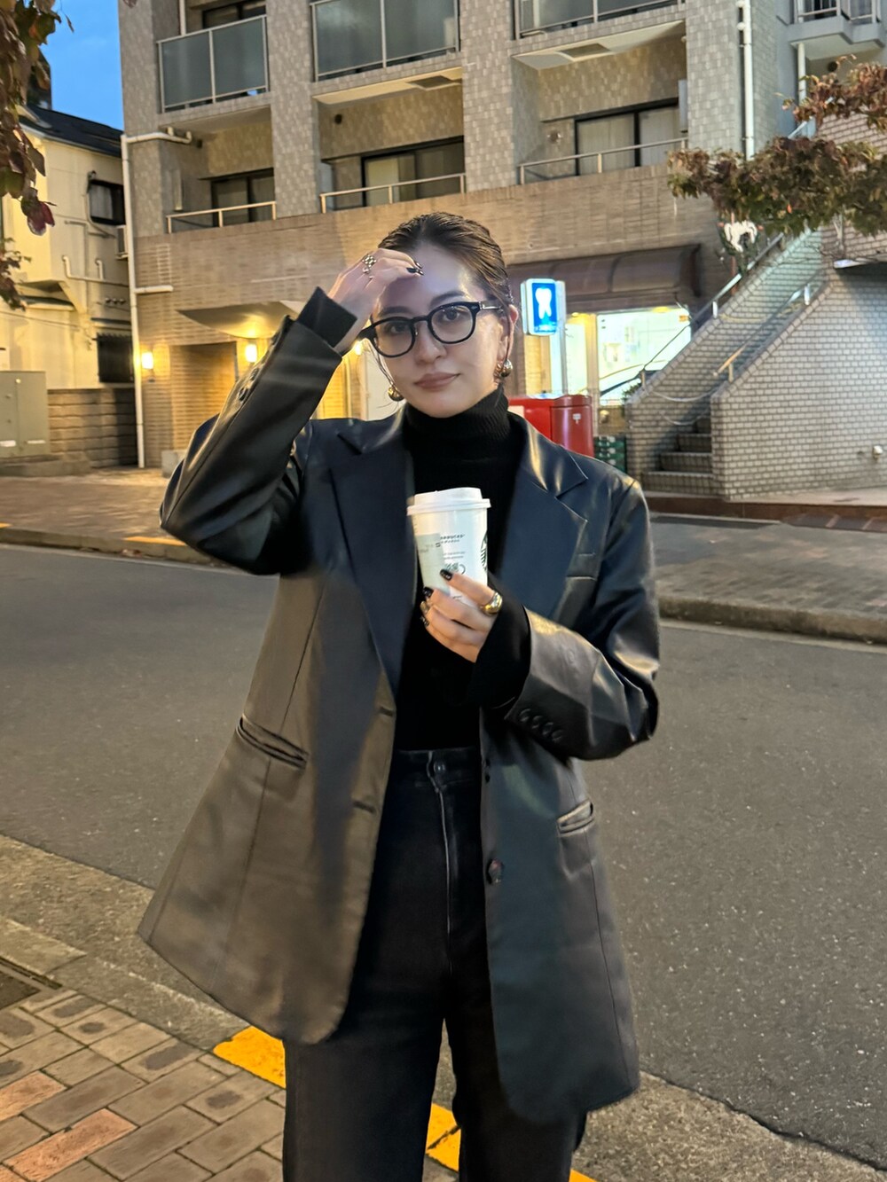 ブラック系のテーラードジャケットを着用したレディースの秋コーディネートの5枚目の写真