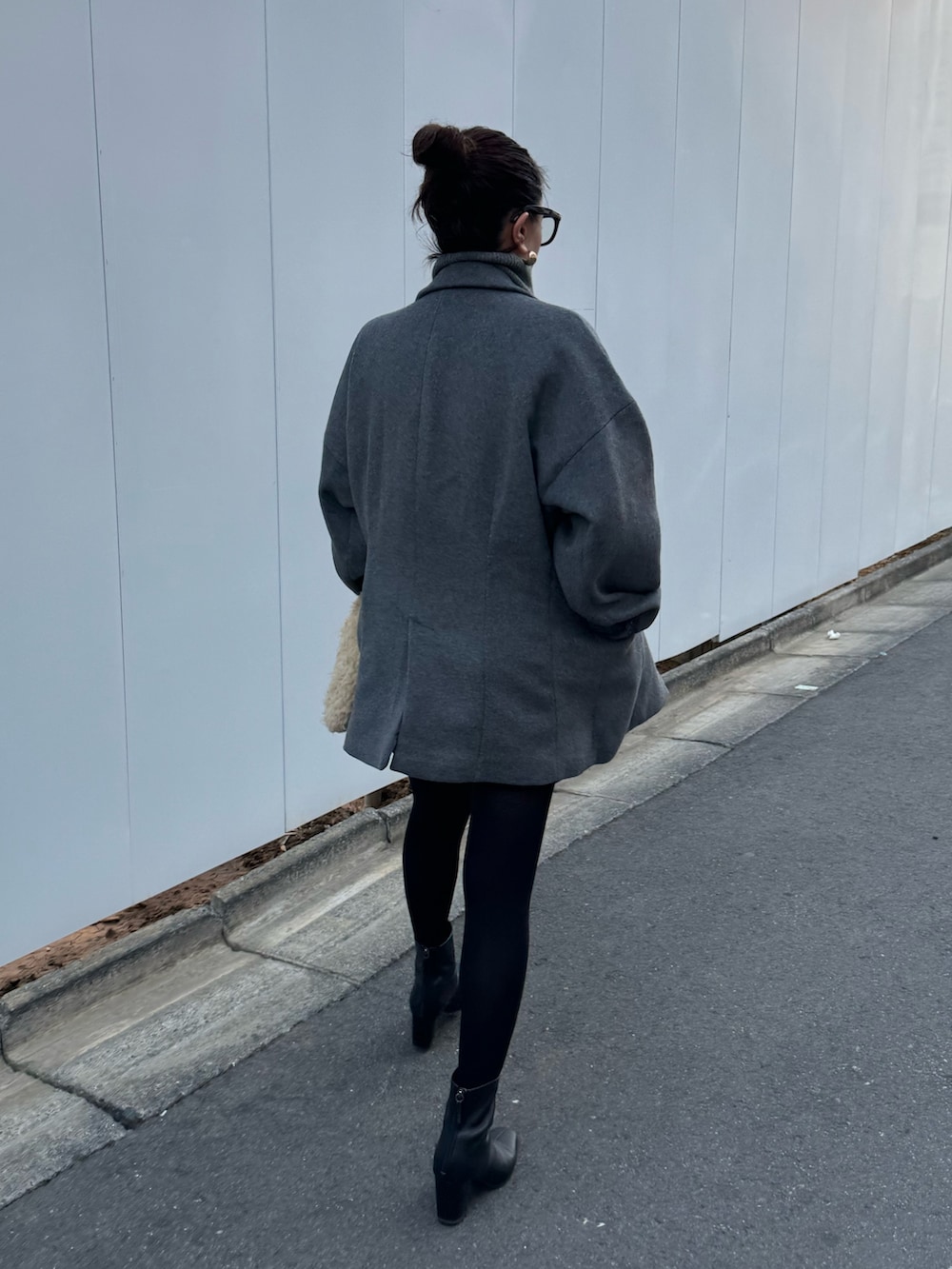 グレー系のテーラードジャケットを着用したレディースの冬コーディネートの3枚目の写真