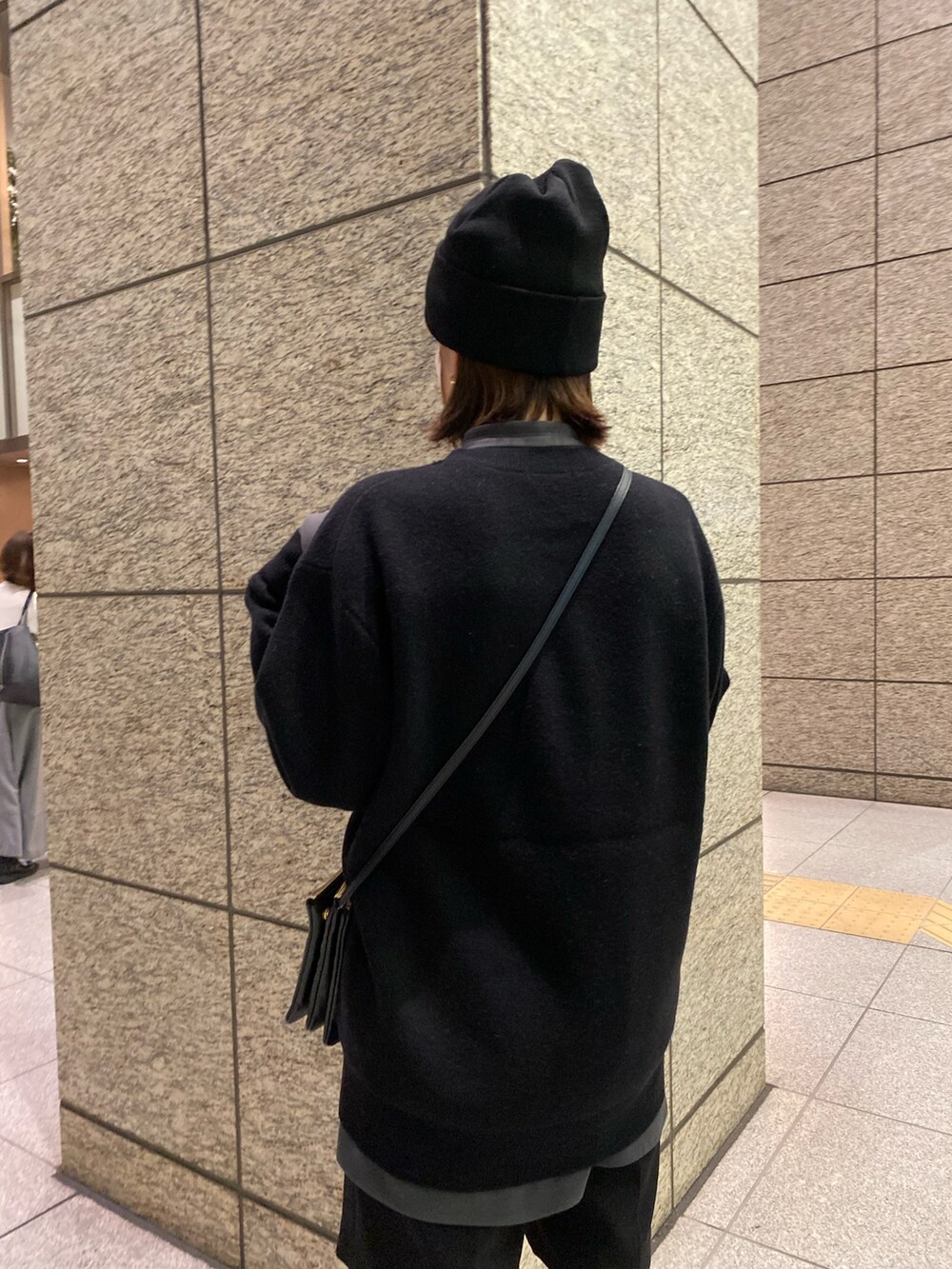 ブラック系のニット/セーターを着用したレディースの秋コーディネートの6枚目の写真