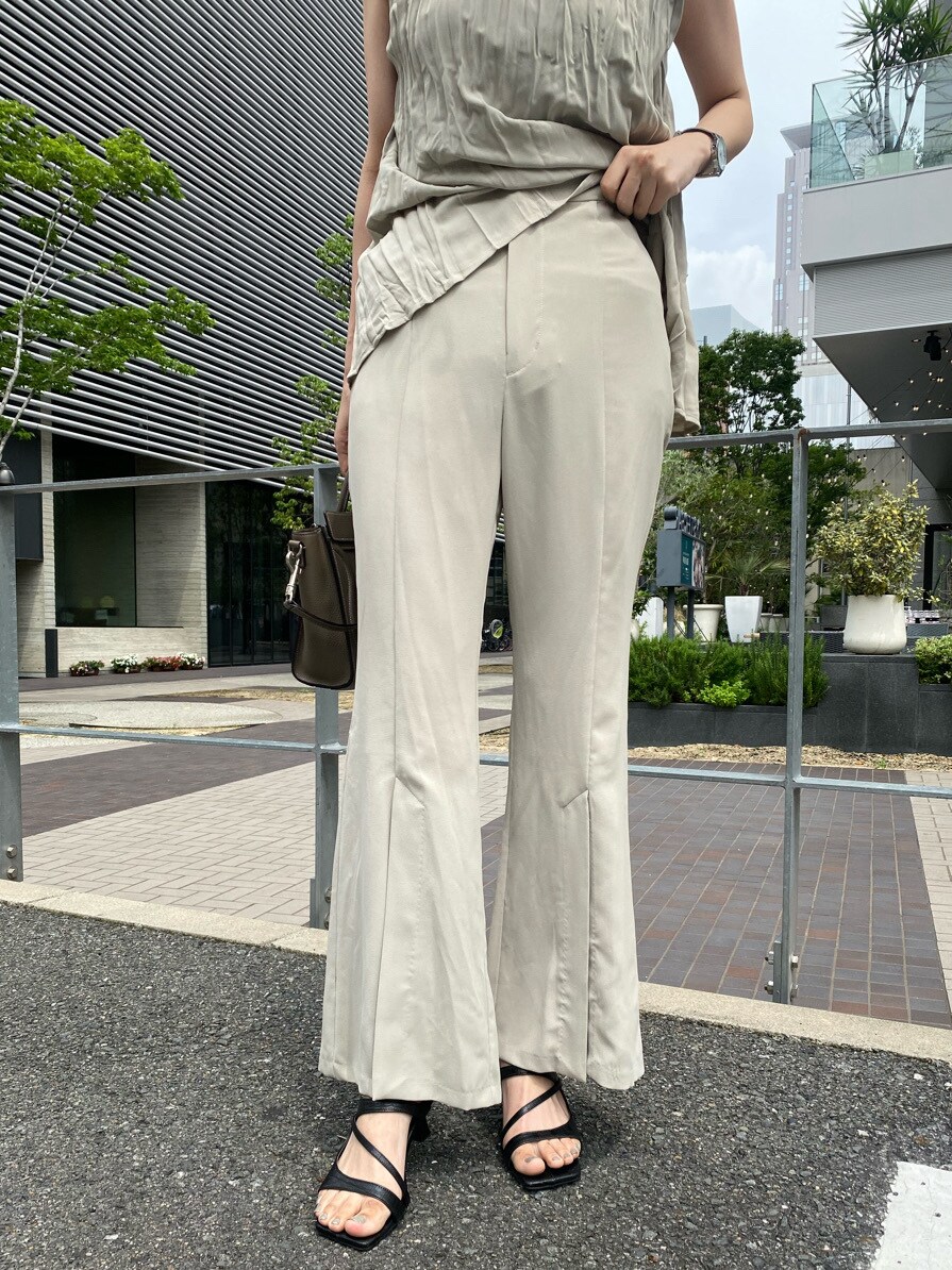 ベージュ系のシャツ/ブラウス、ブラック系のサンダル、ベージュ系のスラックスを着用したレディースの夏コーディネートの6枚目の写真