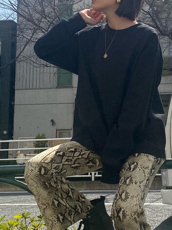 ブラック系のブーツ、ブラック系のTシャツ/カットソー、その他のスラックスを着用したレディースの春コーディネートの4枚目の写真