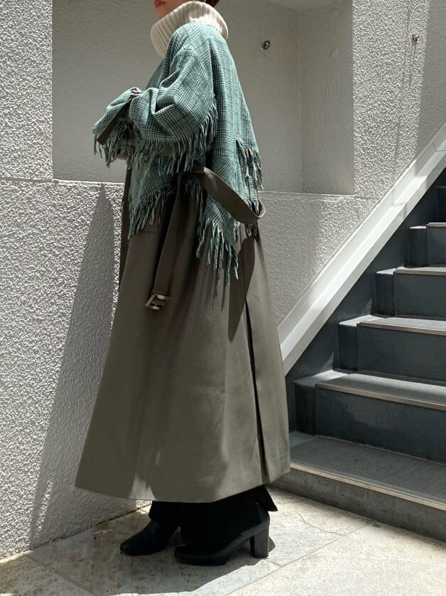 ベージュ系のトレンチコートを着用したレディースの夏コーディネートの5枚目の写真