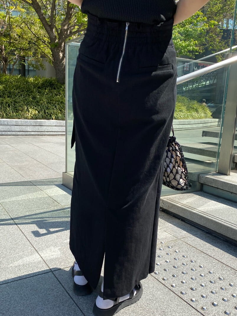 ブラック系のハンドバッグ、ブラック系のタンクトップ、グレー系のシャツ/ブラウスを着用したレディースの春コーディネートの6枚目の写真