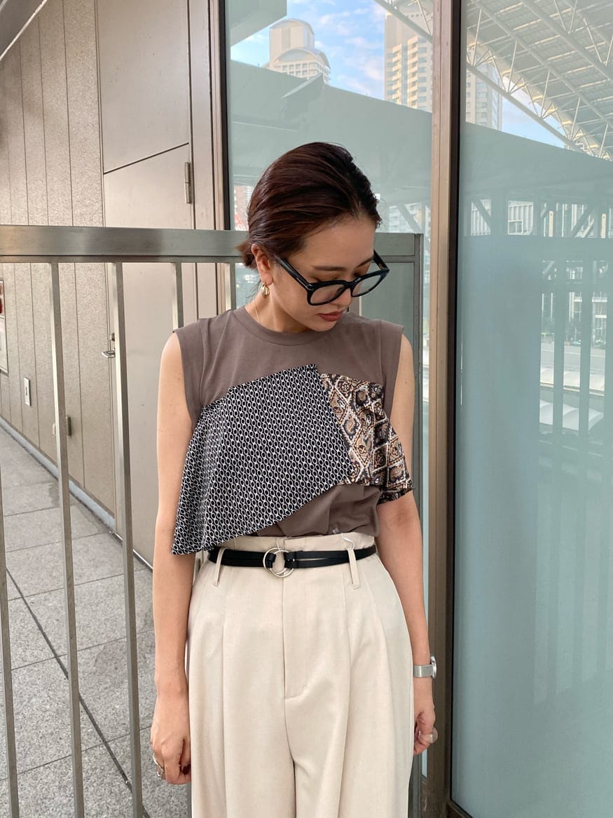 ホワイト系のその他パンツ、ベージュ系のサンダル、グレー系のTシャツ/カットソーを着用したレディースの夏コーディネートの3枚目の写真