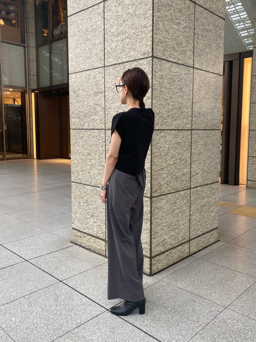 ブラック系のタンクトップ、グレー系のその他パンツを着用したレディースの夏コーディネートの2枚目の写真