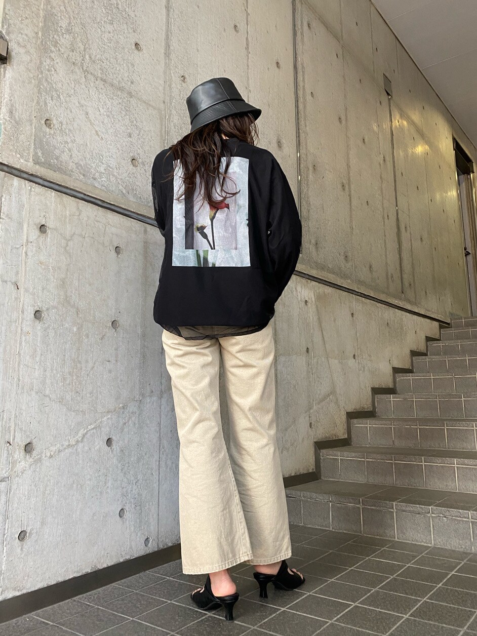 ベージュ系のその他パンツ、ブラック系のサンダル、ブラック系のTシャツ/カットソーを着用したレディースの冬コーディネートの4枚目の写真