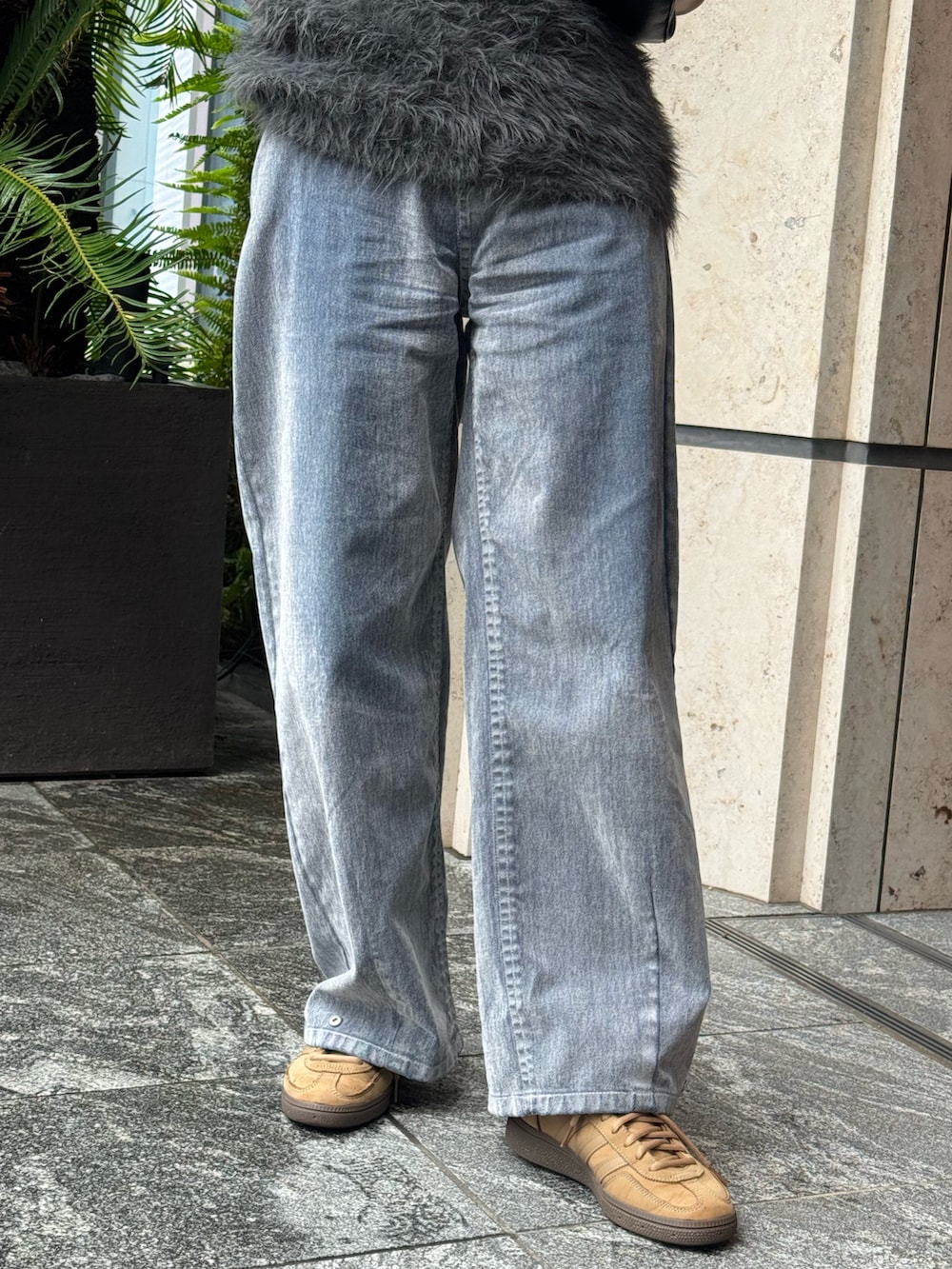 グレー系のデニムパンツを着用したレディースの秋コーディネートの2枚目の写真