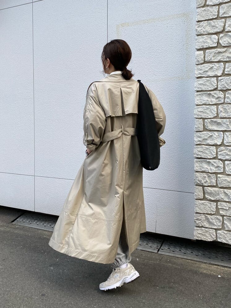 ベージュ系のトレンチコートを着用したレディースの春コーディネートの2枚目の写真