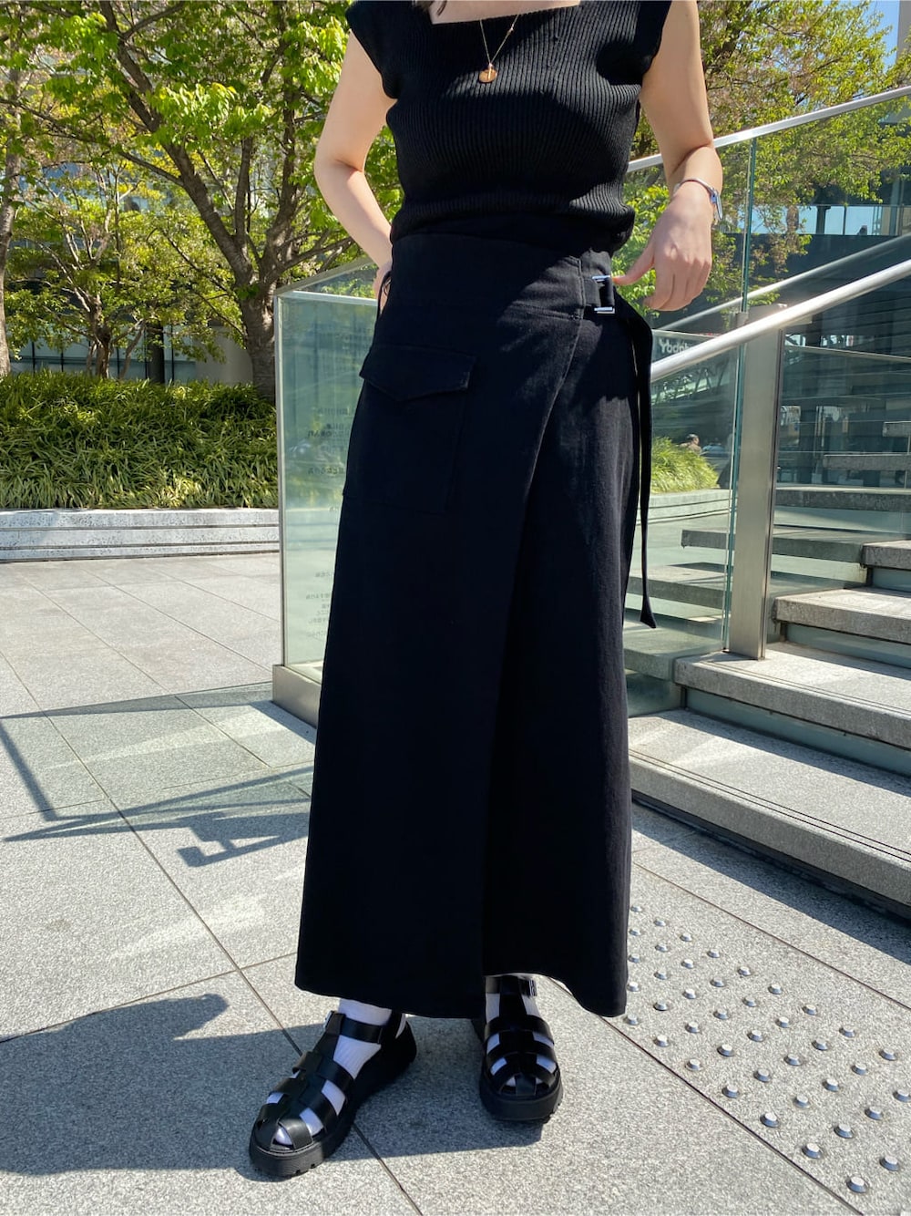 ブラック系のハンドバッグ、ブラック系のタンクトップ、グレー系のシャツ/ブラウスを着用したレディースの春コーディネートの5枚目の写真