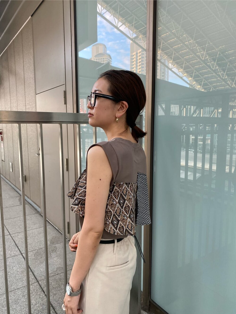 ホワイト系のその他パンツ、ベージュ系のサンダル、グレー系のTシャツ/カットソーを着用したレディースの夏コーディネートの4枚目の写真