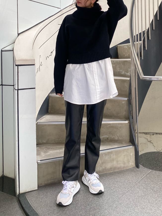 ブルー系のワンピース、ブラック系のニット/セーターを着用したレディースの冬コーディネートの5枚目の写真