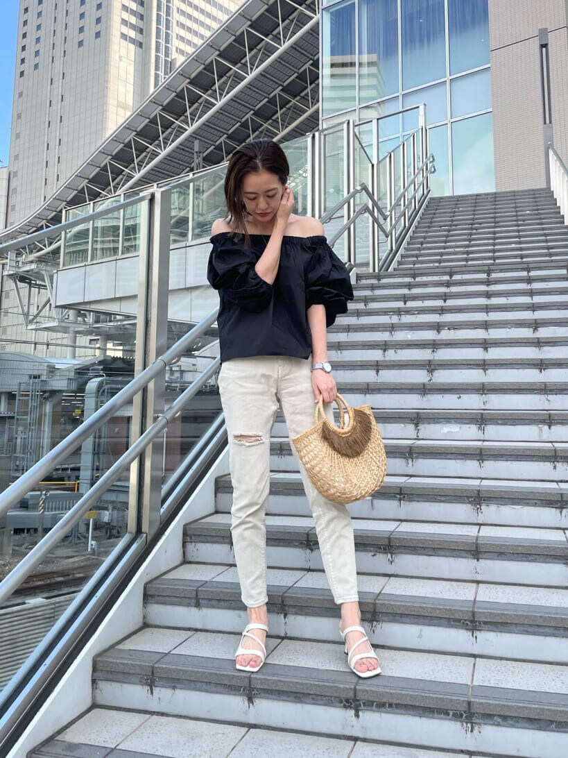 ブラック系のシャツ/ブラウス、ベージュ系のかごバッグ、グレー系のデニムパンツを着用したレディースの夏コーディネートの4枚目の写真