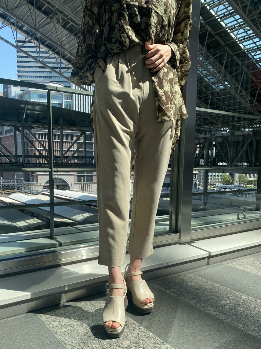 ホワイト系のサンダル、ブラウン系のシャツ/ブラウス、ベージュ系のその他パンツを着用したレディースの春コーディネートの4枚目の写真