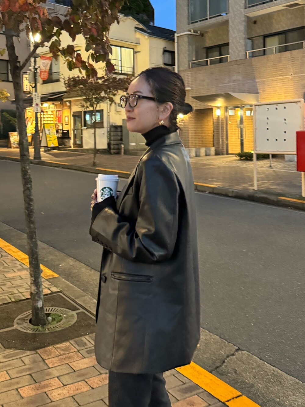 ブラック系のテーラードジャケットを着用したレディースの秋コーディネートの4枚目の写真