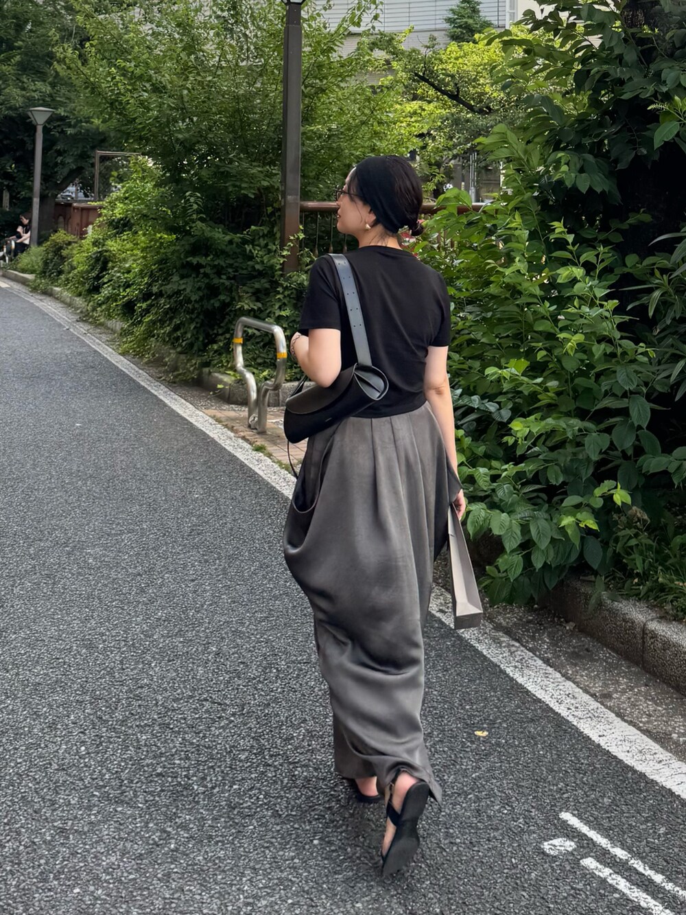 グレー系のスカートを着用したレディースの夏コーディネートの3枚目の写真