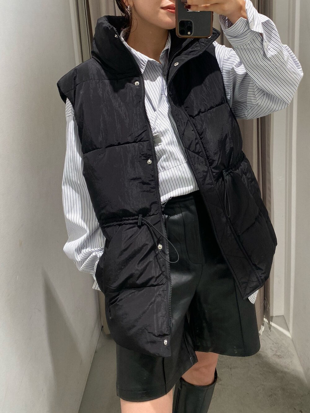 ブラック系のダウンベスト、その他のシャツ/ブラウス、ブラック系のその他パンツを着用したレディースの秋コーディネートの2枚目の写真