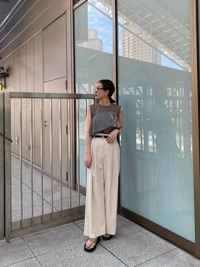 ホワイト系のその他パンツ、ベージュ系のサンダル、グレー系のTシャツ/カットソーを着用したレディースの夏コーディネートの7枚目の写真